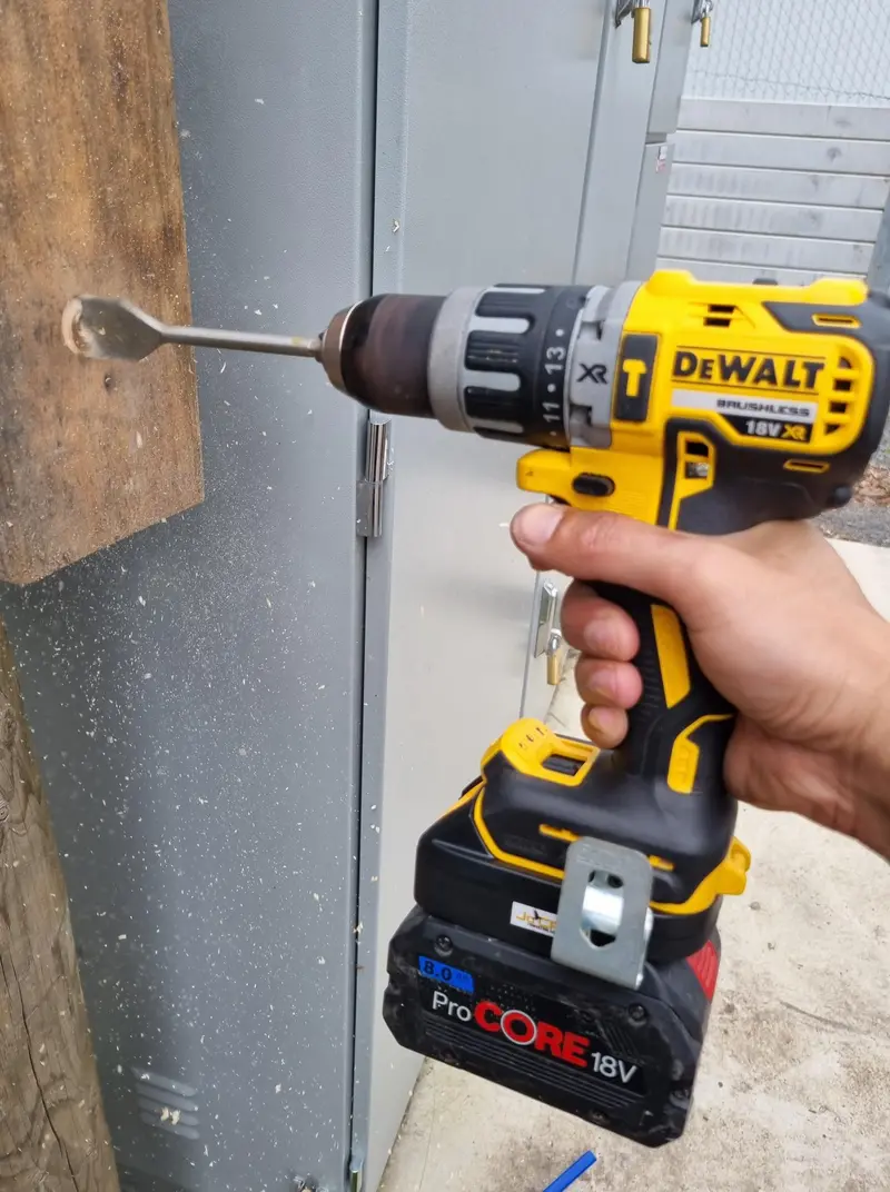 Dewalt 18V To Bosch 18V Battery Adapter – Cross-Platform Power Tool Compatibility 1